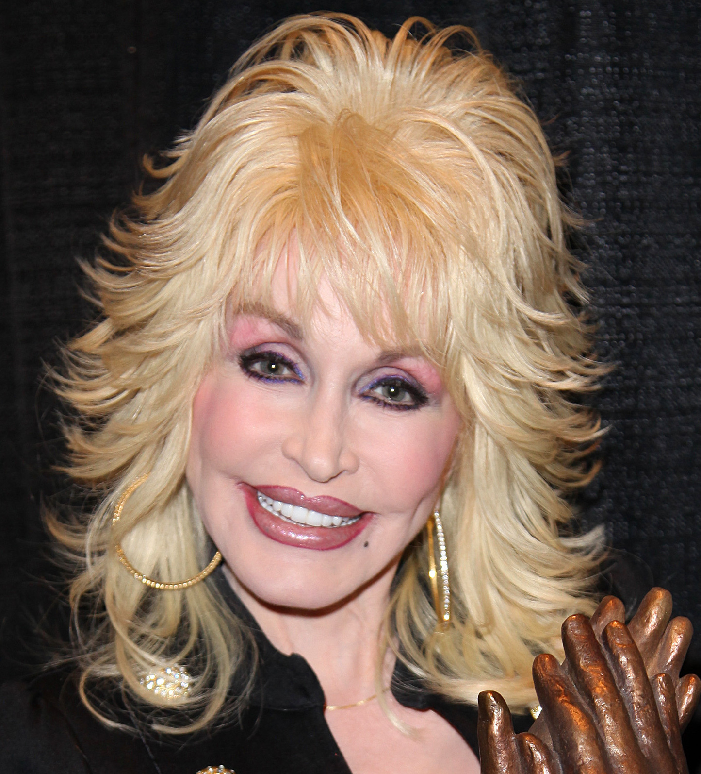 Portrait photograph of Dolly Parton accepting the Liseberg Applause Award in 2010.