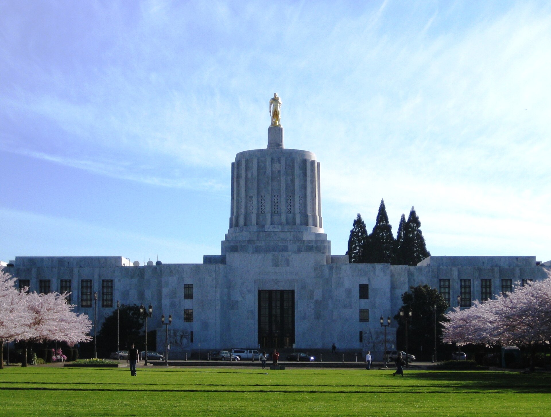 Oregon State Capitol building in Salem, Oregon, viewed from the Capitol Mall