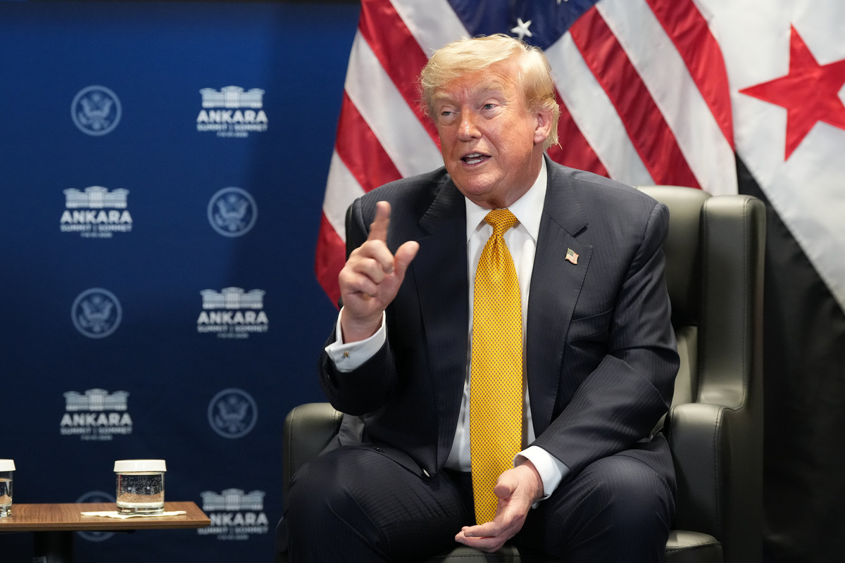 A sober hero image: an empty presidential lectern with the U.S. flag and a muted map in the background, symbolizing national decision-making without depicting troops, battle scenes, or unverified events.